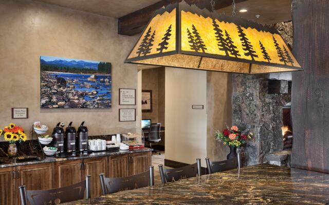 Glacier International Lodge