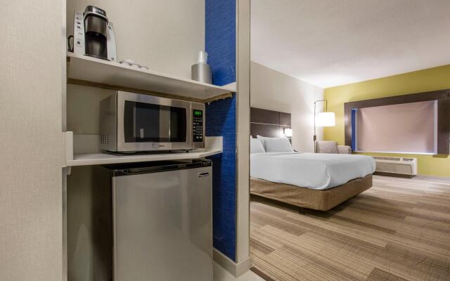 Holiday Inn Express & Suites Chicago West - St Charles