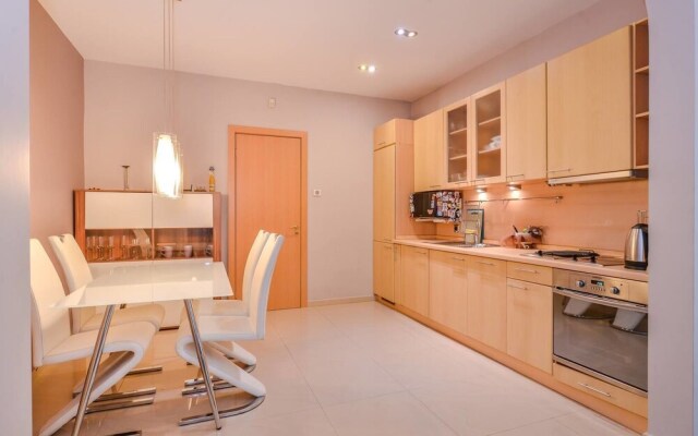 FM Deluxe 1-BDR Apartment - Extravaganzzo