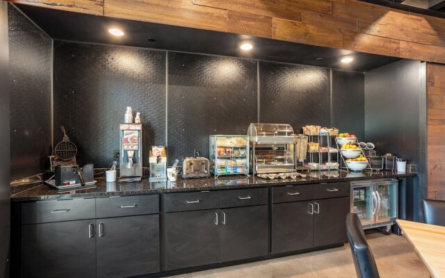 Cobblestone Hotel & Suites - Waukesha