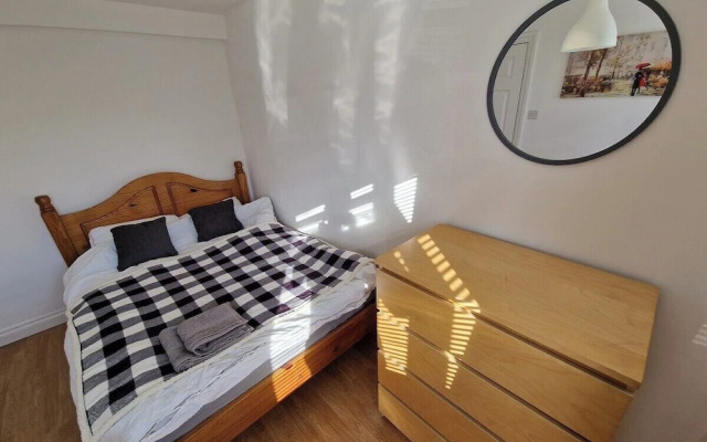 Spacious 6-bed house - 12 mins Gatwick