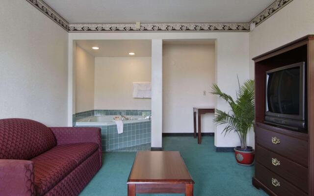 Days Inn by Wyndham Roanoke Civic Center