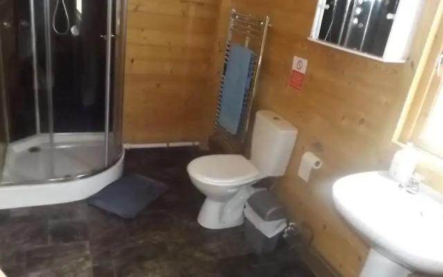 Spacious 3 Bedroom Cabin at Avonvale Holiday Lodge