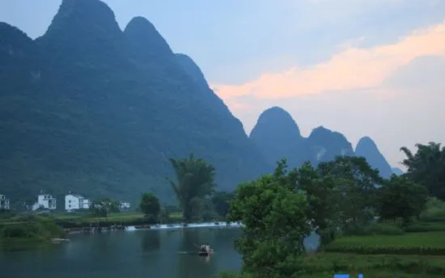 Fengguan Mountain Meilu Village Inn (Yangshuo Yulong River Scenic Area)