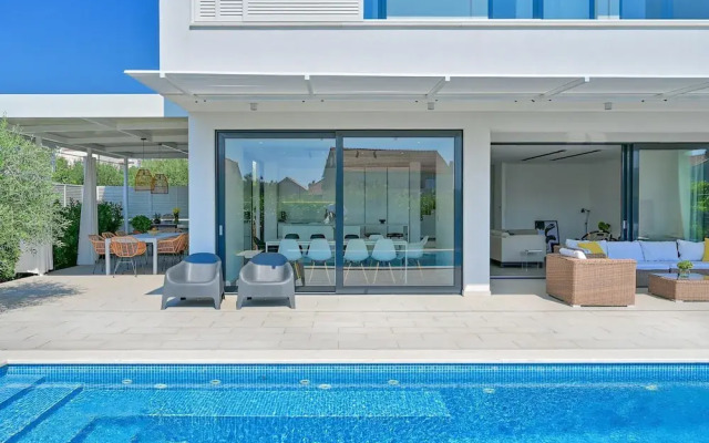 Modern Villa With Private Pool and Terrace