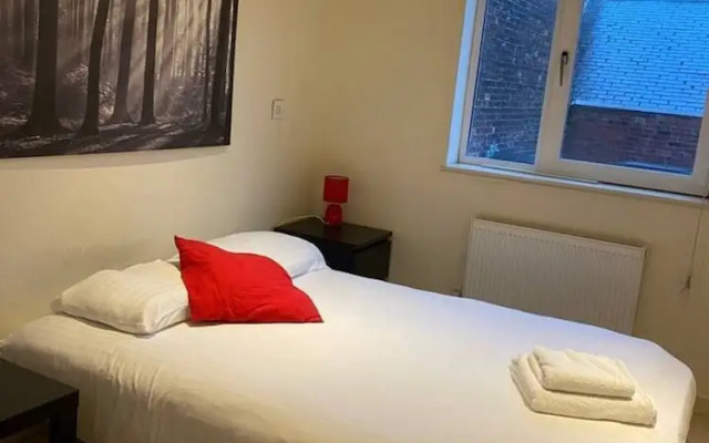 Apartment - Sleeps 4 - Balcony - Parking - Pets Ok