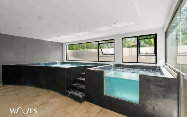 Spacious Loft w Garden View Pool Jacuzzi GYM