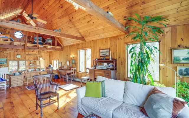 Stunning Lake & Mtn Views: Cozy Catskills Cabin!