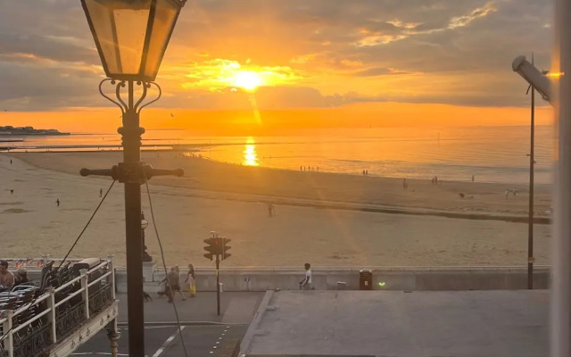 Beach, Dreamland, Restaurants Nearby- Sunny Garden