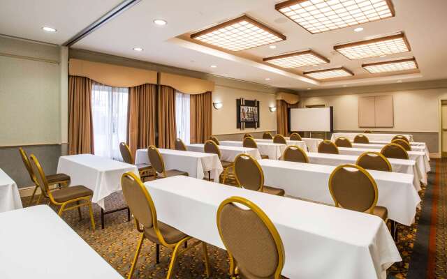 La Quinta Inn & Suites by Wyndham Islip - MacArthur Airport