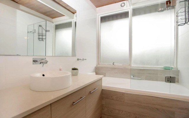 Large 4 Bedroom Home - Pet Friendly