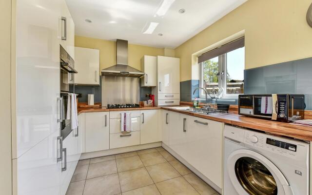 London Heathrow Living Holywell Serviced House C