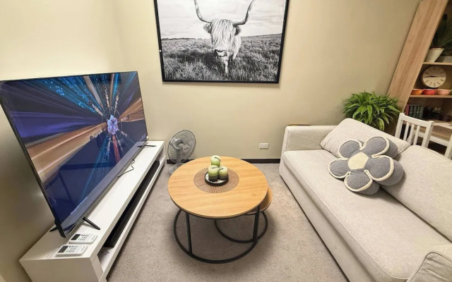 Aesthetic Cozy Apartment Condo With Pool Balcony & Deck