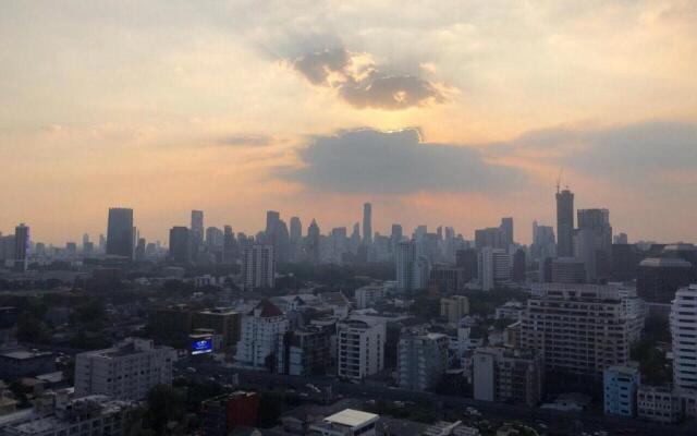 cozy apartment central bangkok 25th floor beautifull balcony