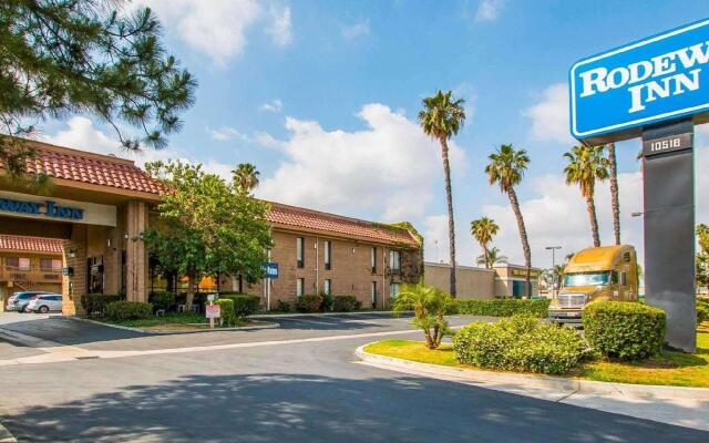 Palm Inn Hotel near Tyler Mall Riverside