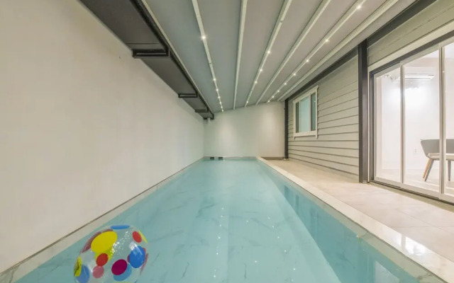 Road 26 Pool Villa