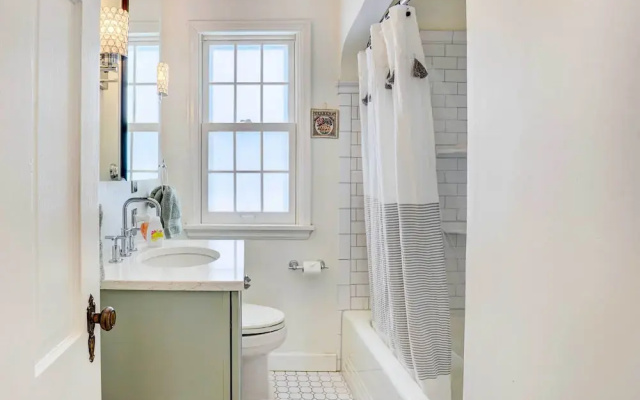 Charming Minneapolis Home < 1 Mi to Lakes!