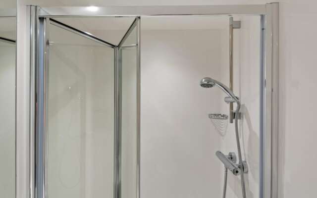 Central Modern Apt with Fast Wifi 6br - Sleeps6