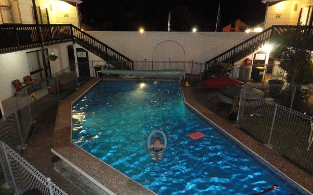 Hawks Inn Motel