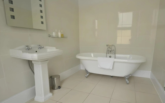 Eversley Hotel