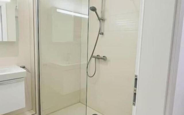 2 Bedrooms Flat in Center with Parking