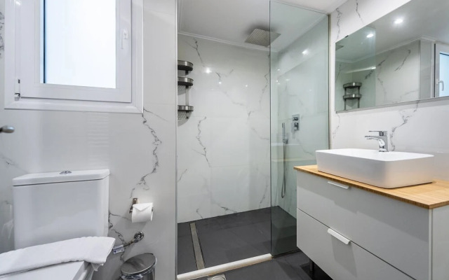 Phaedrus Living: City Center Luxury Flat Iofontos