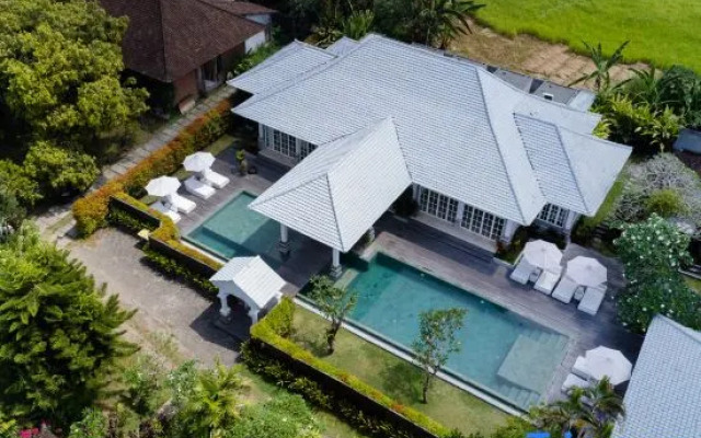 Villa Symphony White by BaliSuperHost