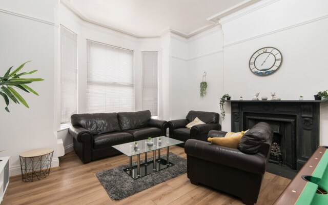 Modern Apartment With Private hot tub & Parking