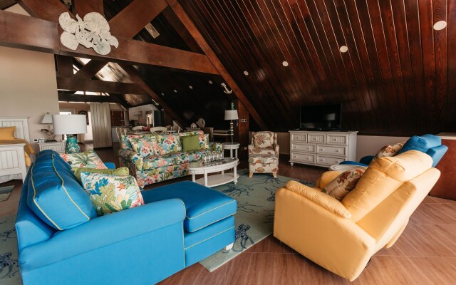Surfrider Resort Hotel