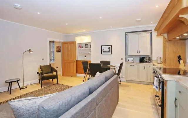 JOIVY Newly Refurbished Apartment on the Historic Royal Mile