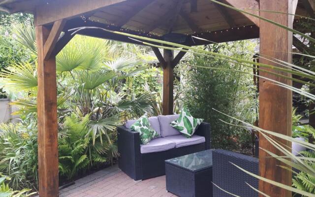 Cabin set in a Beautiful Romantic Tropical Garden