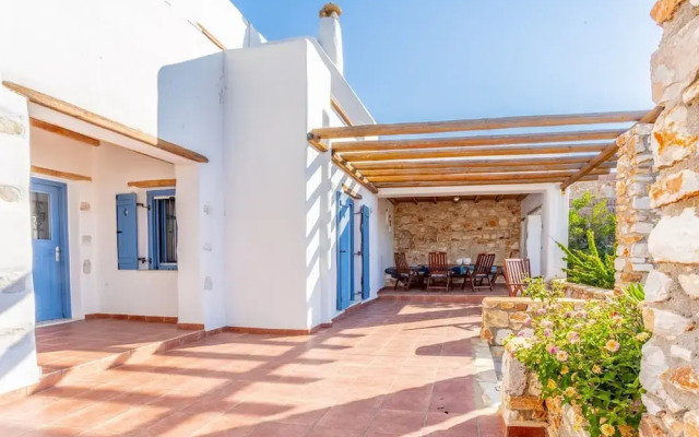 Villa Ioanna for 10 - Allparos Villas