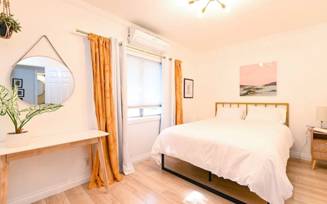 Immaculate 3bdr Private Bungalow, Walk to Beach!