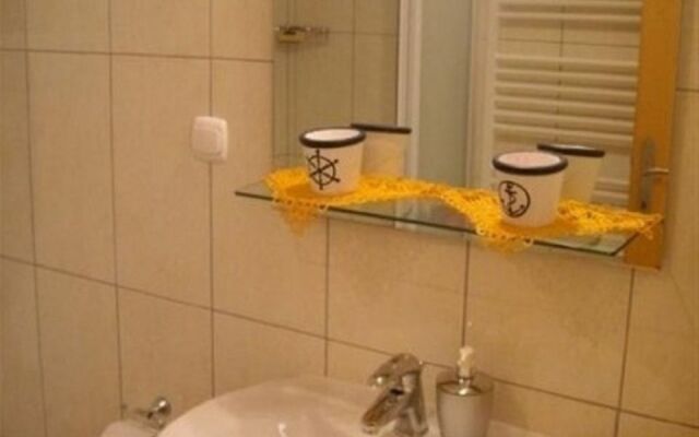 Apartment Lemar - parking and barbecue: A5 YELLOW SKY Bol, Island Brac