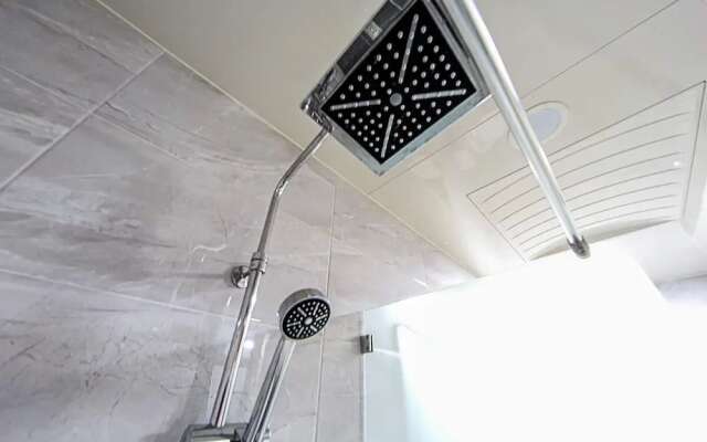 Hotel Forest River Novel