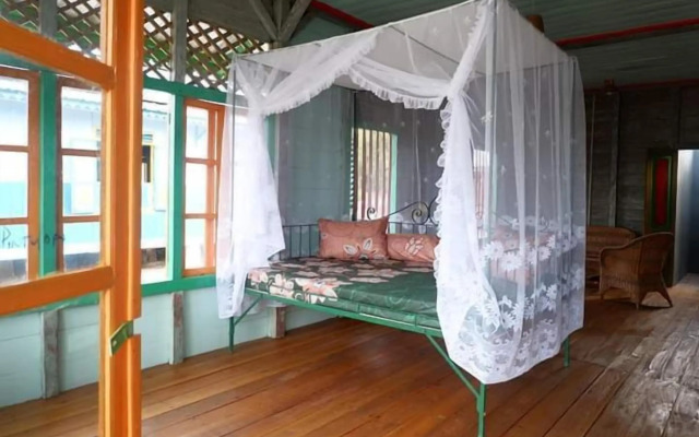 Rock and Wreck Dive Resort