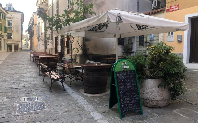 Pri piratski mački - At the pirate cat - Dal gatto pirata