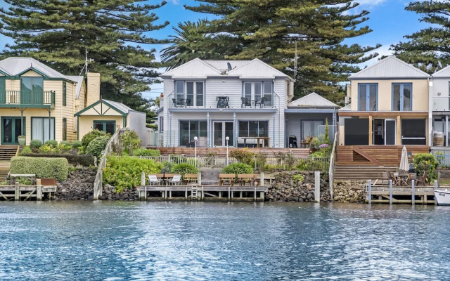 River Charm Apartment