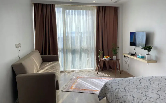 studio unit with pool and gym