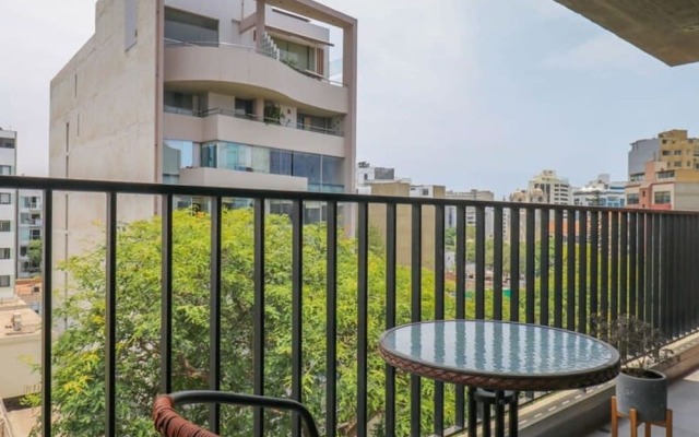 w Fascinating 1BR With Balcony in Miraflores
