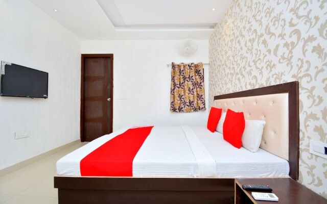 OYO 40005 Corner House