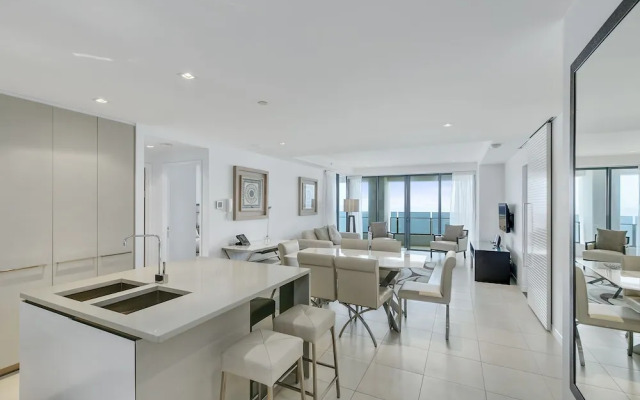 Soul on the Esplanade - HR Surfers Paradise