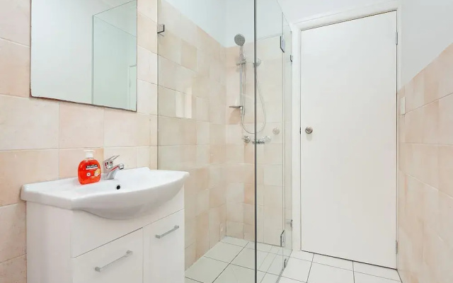Newly Renovated Apt Close to CBD Unit 1