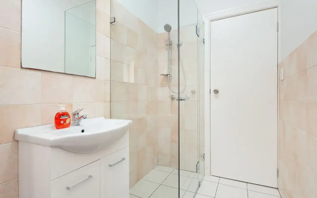 Newly Renovated Apt Close to CBD Unit 1