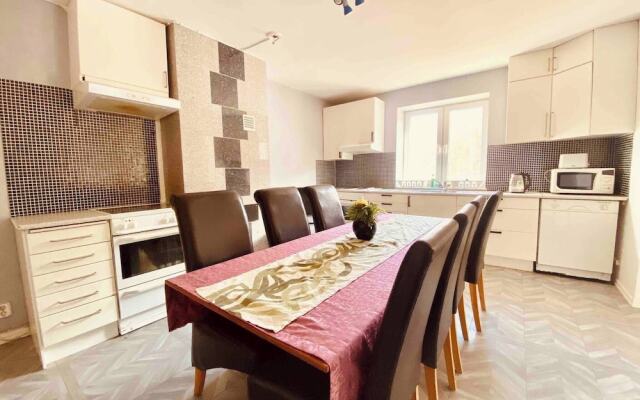 Bjurvik's Villa - Flat 2 - Business Customers Only