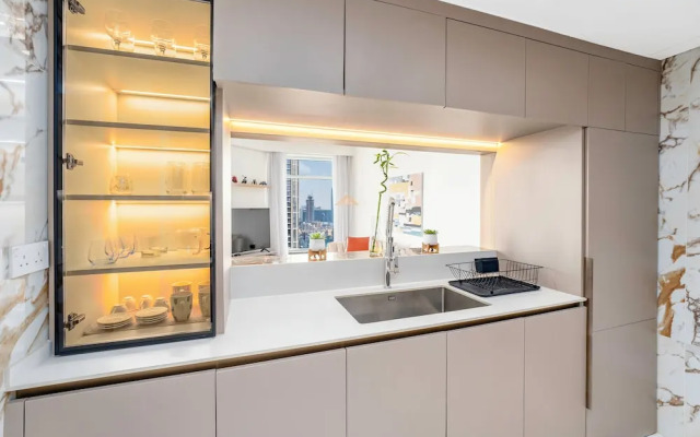 Stunning 2 BR in the heart of Downtown