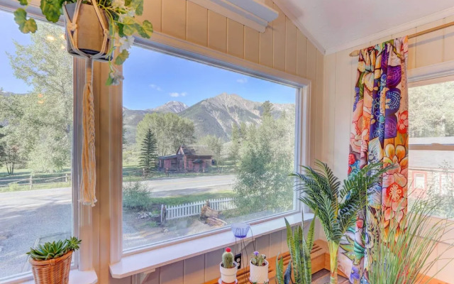 Lake Cabin w/ King Bed, Foodie Kitchen, & Views