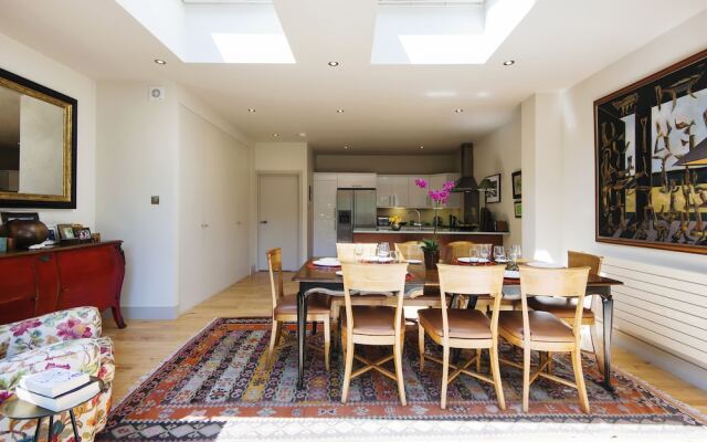 Exquisite East Acton Home close to Shepherds Bush