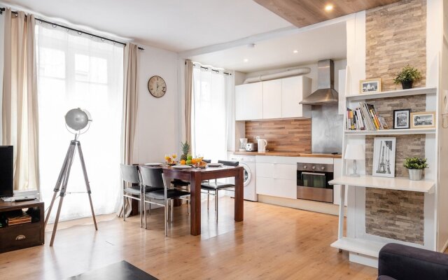 Eiffel Tower - Rue Cler Area Apartment