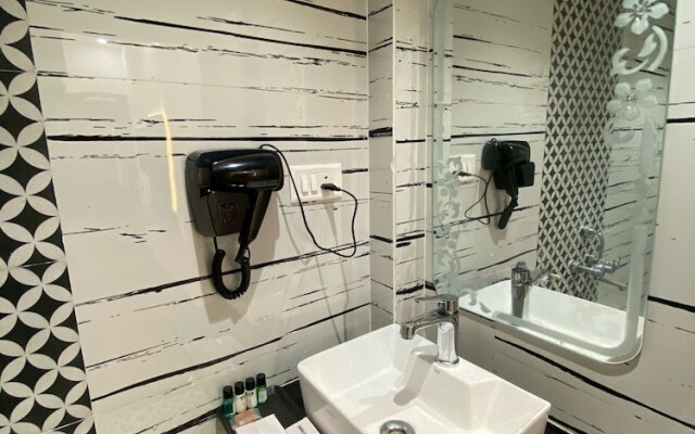 Hotel Gulmohar Plaza By Auroville Ent
